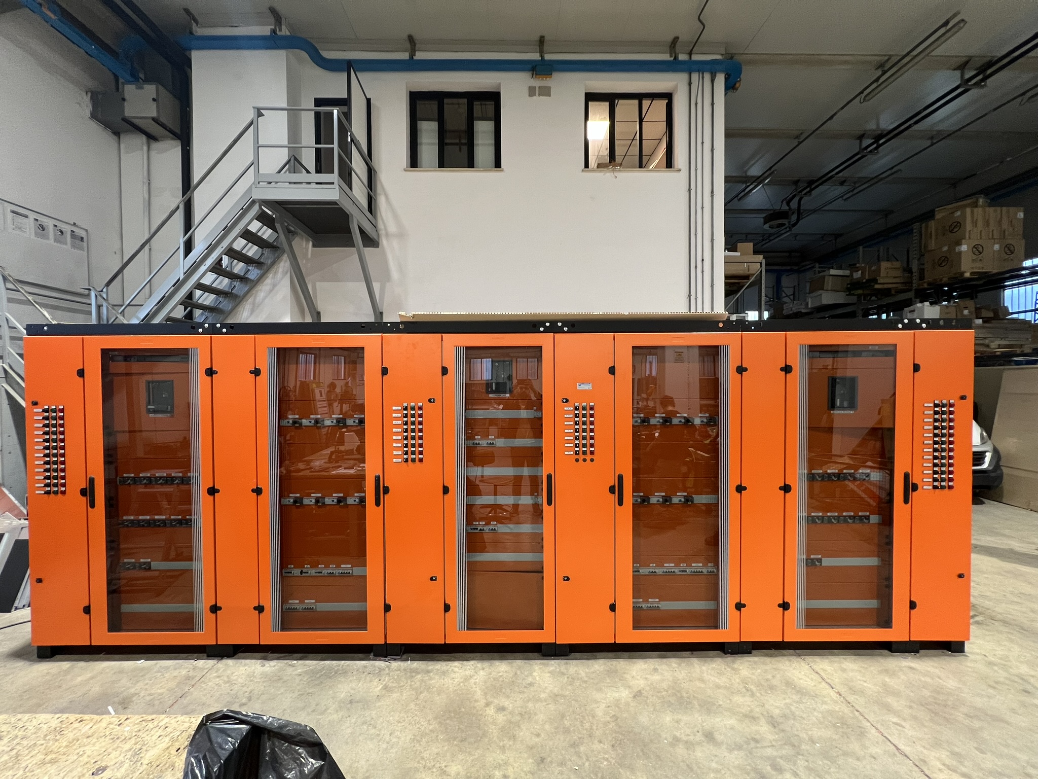 Stabilimento produttivo For Electric S.r.l.: quadri elettrici in fase di assemblaggio